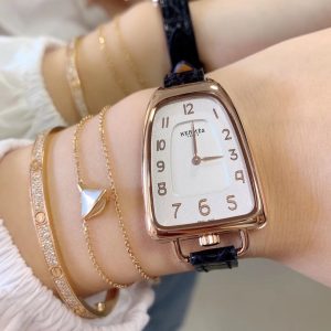 Alternative view of Hermès Galop d’Hermès Watch Collection! Exploring the crystallization of light— Reflection / Reflection Day / Night— allowing the timepiece’s contours to shift with the hour. Open / Enlightened. Sharp edges dissolve into fluid curves, perfect ergonomics guiding the gaze unimpeded. Available in original leather and alligator leather 🐊